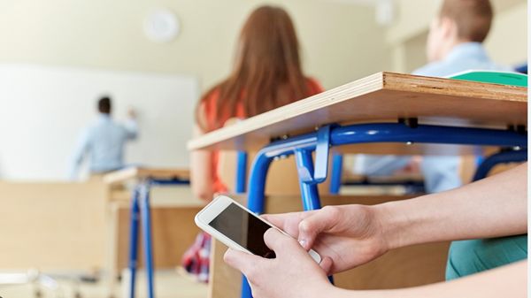 تشيلي تحظر الهواتف الذكية في الفصول الدراسية