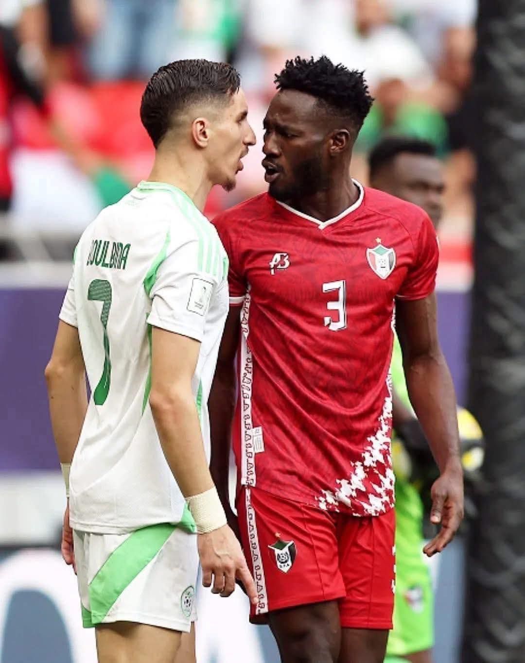 شاهد بالصورة والفيديو.. جمهور مواقع التواصل بالسودان يحتفي ويتغنى ببسالة ورجولة مدافع المنتخب “إرنق” في إحتكاك مع مهاجم المنتخب الجزائري بعدما قام بالتمثيل