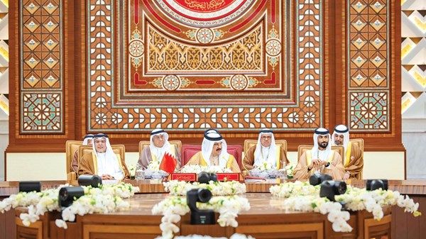 حمد بن عيسى: مواصلة السعي لمعالجة القضايا الإقليمية