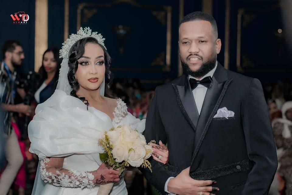 شاهد بالفيديو.. الفنانة ريماز ميرغني تخطف الأضواء في حفل زفافها بوصلة رقص رومانسية مع عريسها على طريقة “سلو” على أنغام أغنية خاصة قدمتها لها زميلتها صباح عبد الله