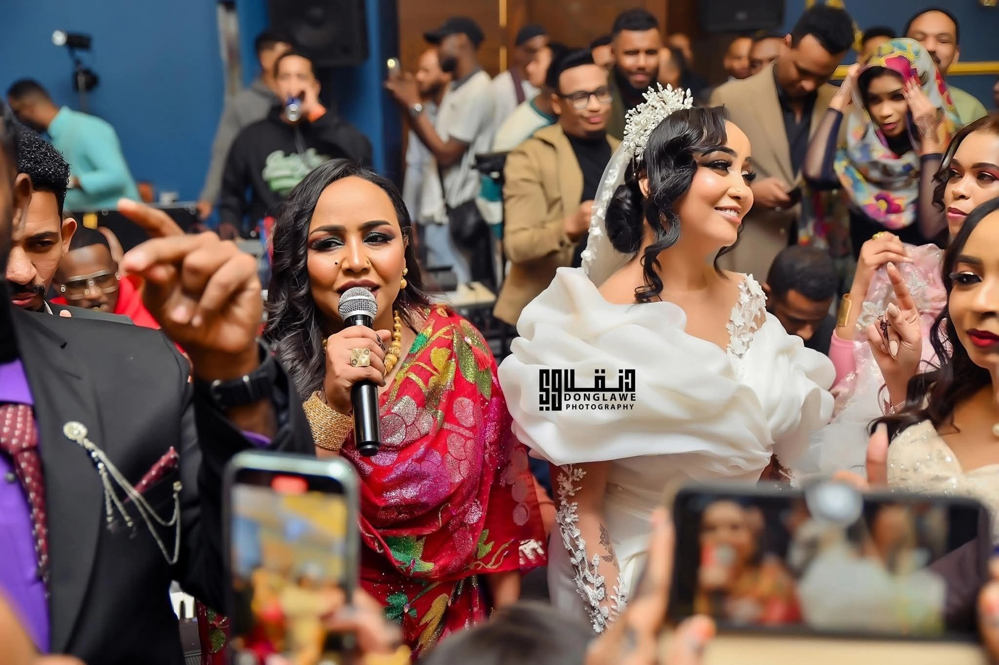 شاهد بالفيديو.. السلطانة هدى عربي تشع حفل زفاف الفنانة ريماز ميرغني بوصلة رقص على طريقة “الترترة”