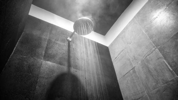 فوائد صحية للحمام الساخن.. يخفض ضغط الدم ويحارب الاكتئاب