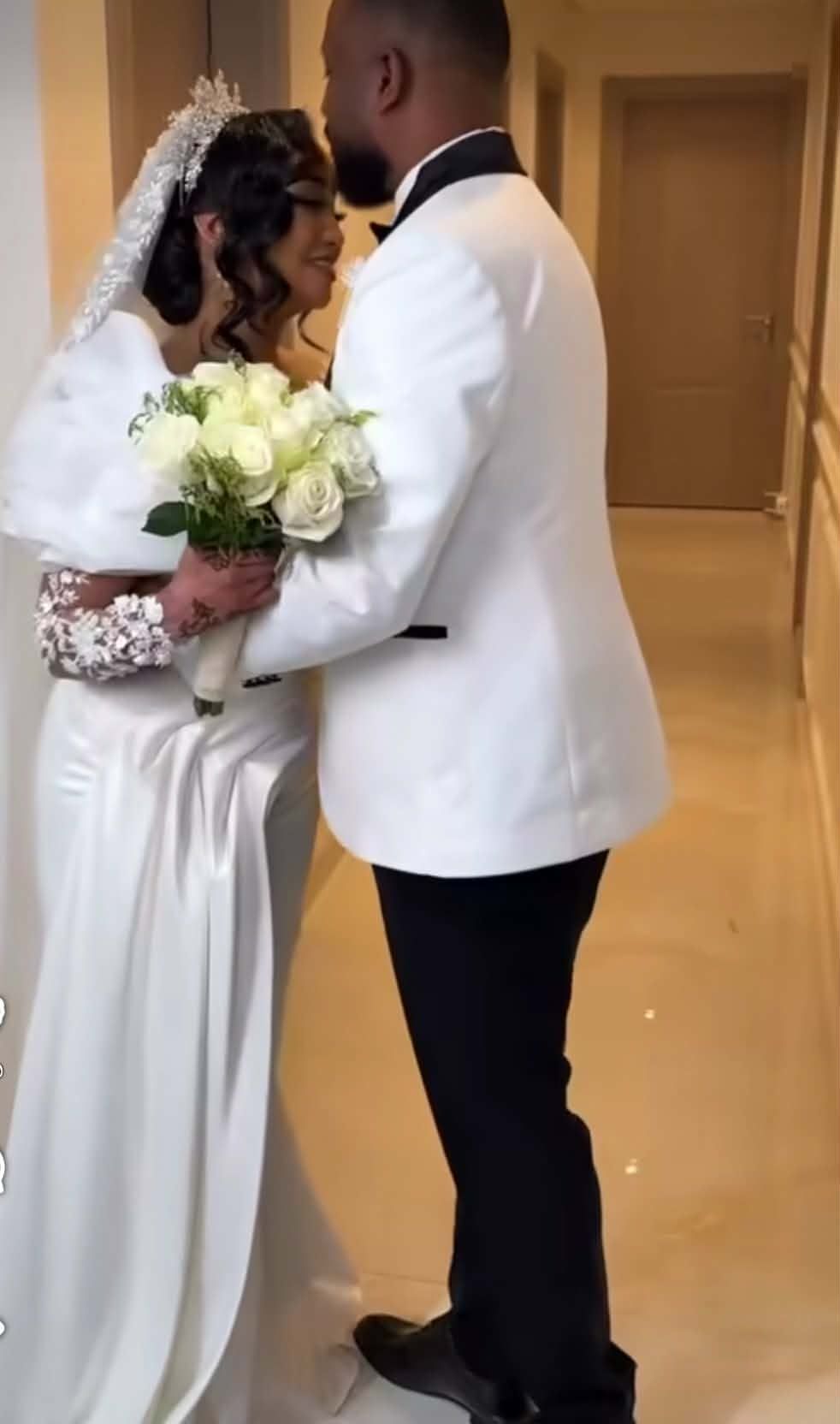 شاهد بالصورة والفيديو.. الفنانة ريماز ميرغني تتألق في جلسة “أوت دور” زفافها وعريسها “يُقبل” رأسها