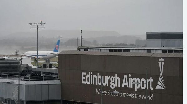 مطار أدنبرة في إسكتلندا يعلن توقف الرحلات الجوية