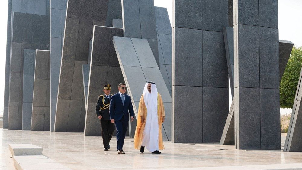 ذياب بن محمد بن زايد يستقبل رئيس الإكوادور في واحة الكرامة