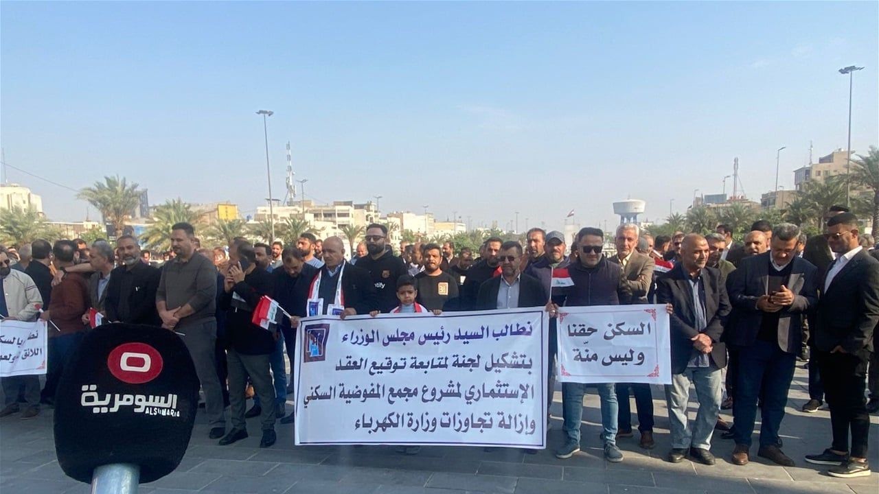 بعد ان سلموا "المقاعد الثمينة" للسياسيين.. موظفو الانتخابات يتظاهرون بحثا عن "وعود المنازل" (صور)