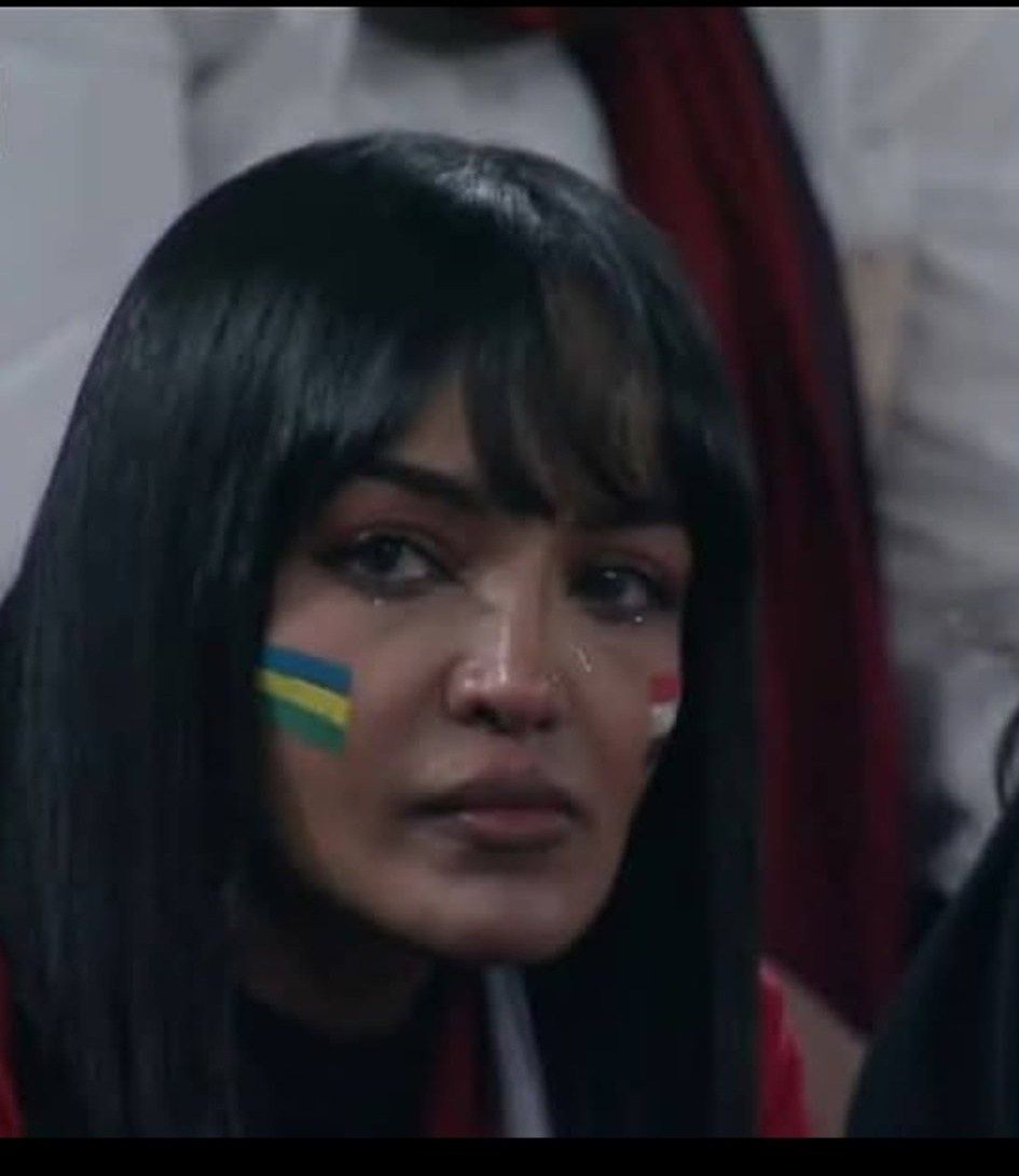 شاهد بالصورة والفيديو.. مشجعة صقور الجديان الحسناء تنهار بالبكاء في المدرجات عقب الخسارة القاسية أمام العراق والجمهور يواسيها: (دموعك غالية علينا)