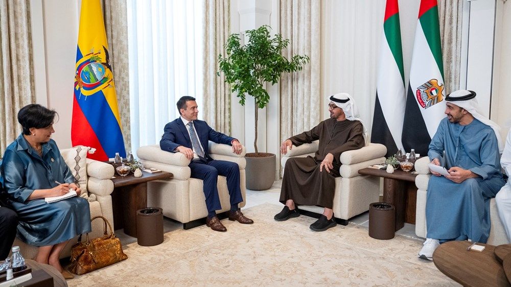 رئيس الدولة يبحث مع رئيس الإكوادور علاقات التعاون ويشهد توقيع اتفاقيات بين البلدين