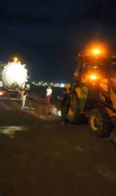 فرق صيانة مياه عدن تنهي أعمال إصلاح كسر في الخط البحري