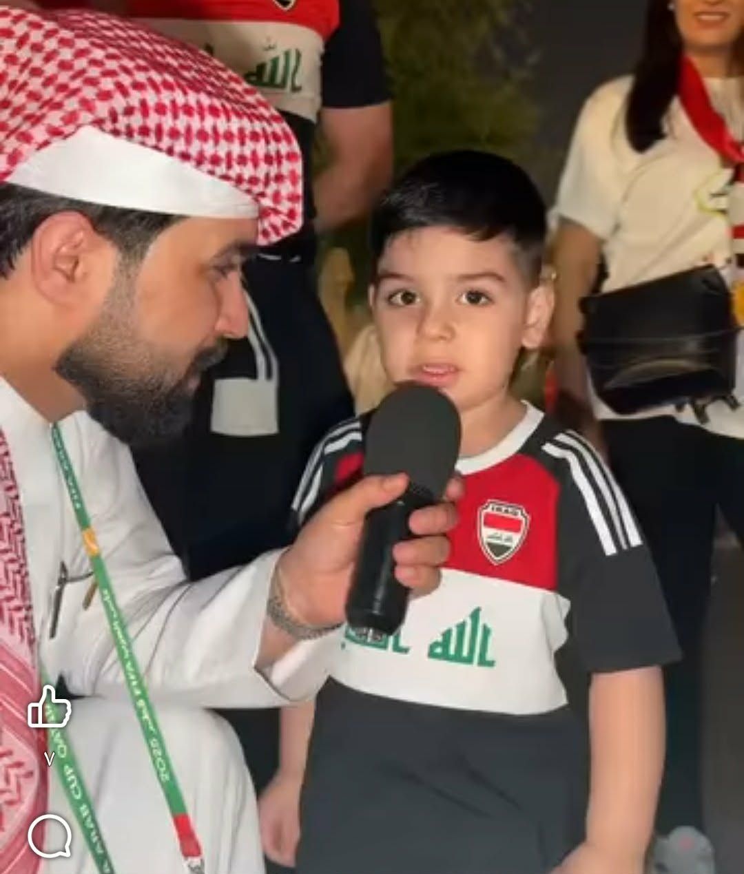 شاهد بالصورة والفيديو.. طفل عراقي يفاجئ والده والحاضرين ويتوقع فوز صقور الجديان على منتخب بلاده في كأس العرب والجمهور السوداني: (ربنا يسمع منك)
