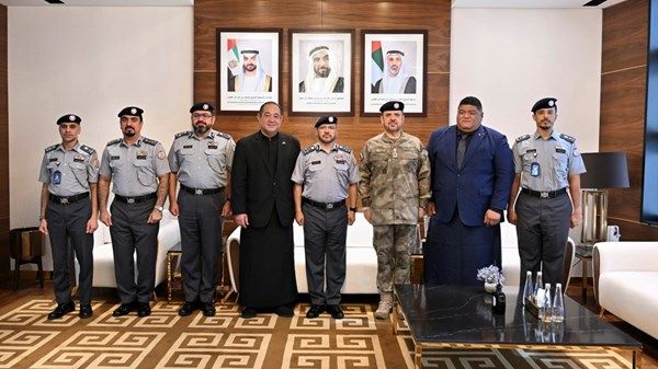 شرطة أبوظبي تطلع وفد مملكة تونغا على أفضل الممارسات التطويرية