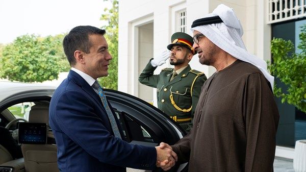 رئيس الدولة يبحث مع رئيس الإكوادور علاقات التعاون ويشهد توقيع اتفاقيات بين البلدين