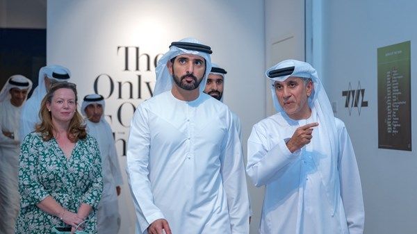 حمدان بن محمد يتفقد عدداً من المؤسسات الإبداعية والثقافية في منطقة القوز