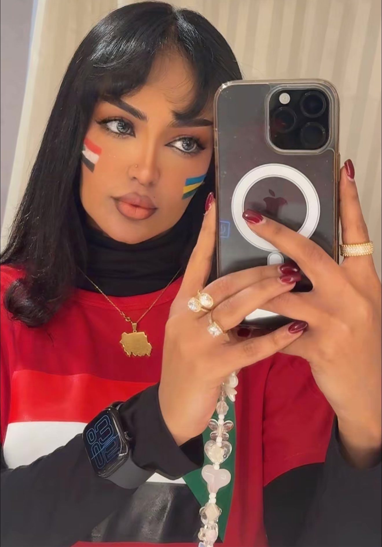 شاهد بالصورة.. مشجعة صقور الجديان الحسناء تلون “خدودها” بعلم السودان القديم والجديد قبل التوجه للإستاد لمساندة المنتخب