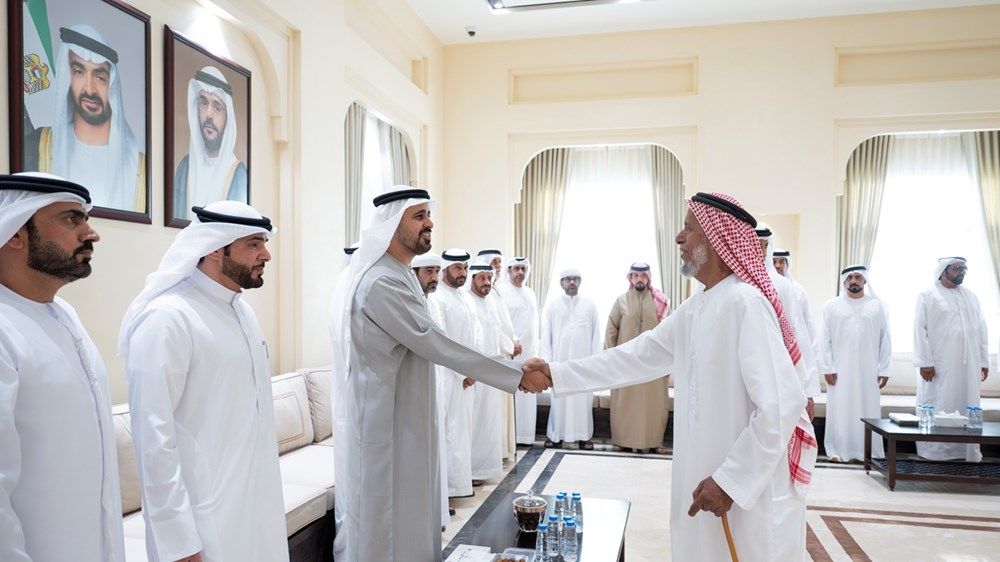 ذياب بن محمد بن زايد يقدِّم واجب العزاء في وفاة والد الشهيد سيف راشد الطنيجي