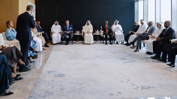 محمد بن راشد يلتقي وفداً من قادة الأعمال من أفريقيا