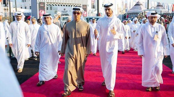 منصور بن زايد يشهد بطولة العالم للخيل العربية في الدوحة