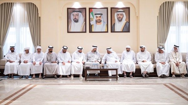 ذياب بن محمد بن زايد يقدِّم واجب العزاء في وفاة والد الشهيد سيف راشد الطنيجي