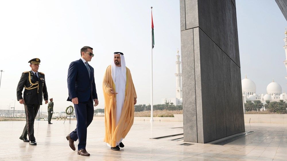 ذياب بن محمد بن زايد يستقبل رئيس الإكوادور في واحة الكرامة