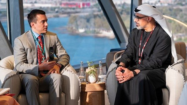 خالد بن محمد بن زايد يلتقي رئيس الإكوادور على هامش فعاليات سباق جائزة الاتحاد للطيران الكبرى للفورمولا 1