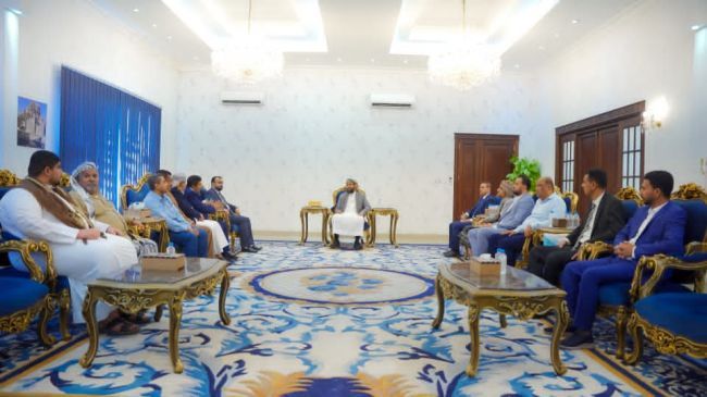 المحرّمي يلتقي قيادات من أبناء المهرة ويؤكد دعم جهود الاستقرار والتنمية بالمحافظة