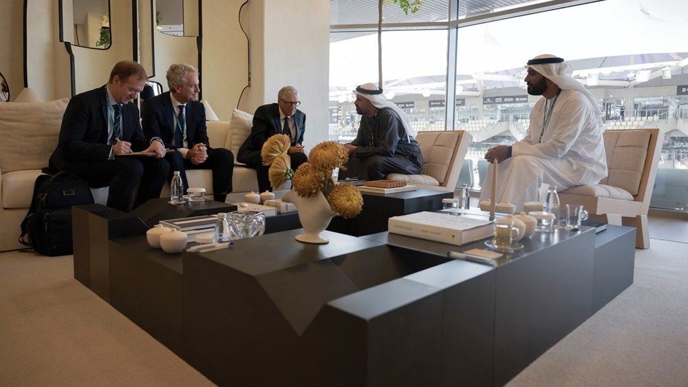 ذياب بن محمد بن زايد يلتقي بيل غيتس على هامش فعاليات سباق الفورمولا-1