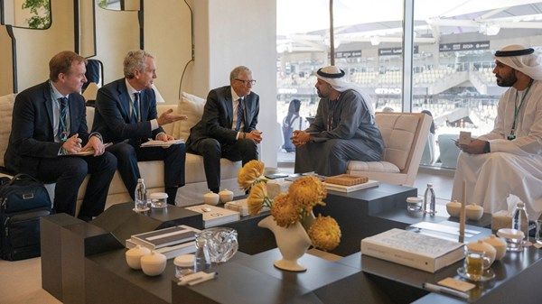 ذياب بن محمد بن زايد يلتقي بيل غيتس على هامش فعاليات سباق الفورمولا-1