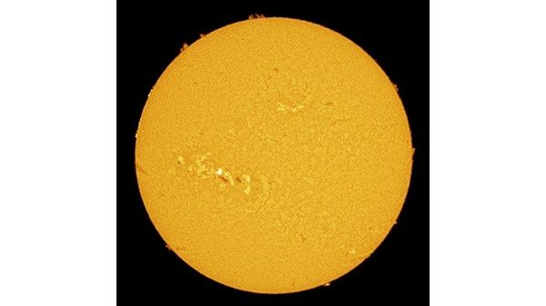 مرصد الختم الفلكي في بوظبي يوثق نشاط "البقع الشمسية"