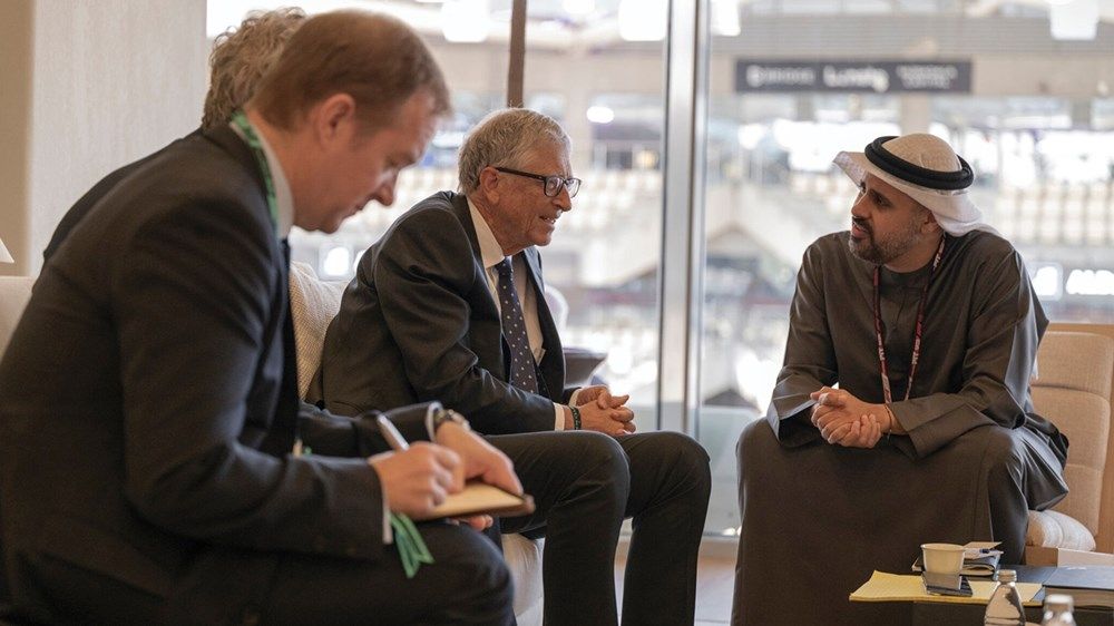 ذياب بن محمد بن زايد يلتقي بيل غيتس على هامش فعاليات سباق الفورمولا-1