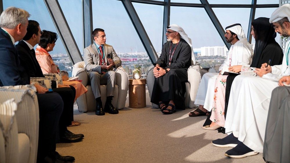 خالد بن محمد بن زايد يلتقي رئيس الإكوادور على هامش فعاليات سباق جائزة الاتحاد للطيران الكبرى للفورمولا 1