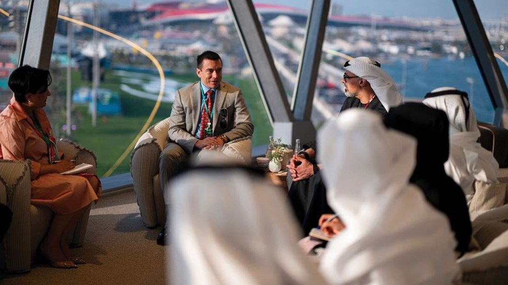 خالد بن محمد بن زايد يلتقي رئيس الإكوادور على هامش فعاليات سباق جائزة الاتحاد للطيران الكبرى للفورمولا 1