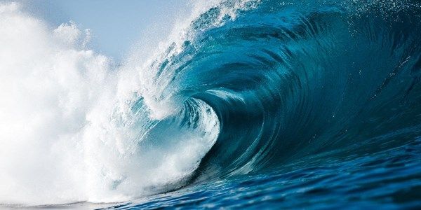 موجة عملاقة تجتاح مسبحاً طبيعياً في إسبانيا وتخلف قتلى