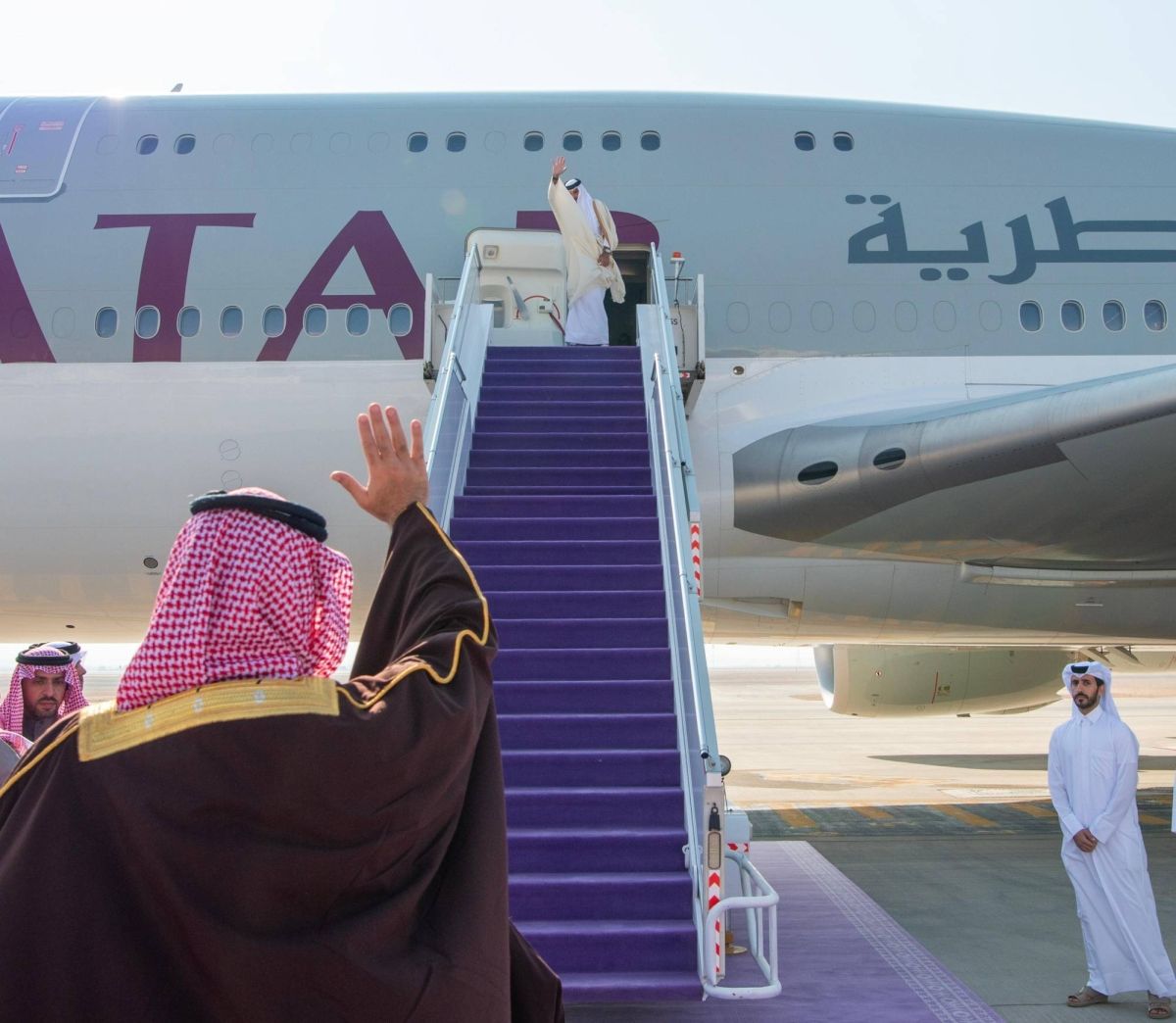 أمير دولة قطر يغادر الرياض وفي مقدمة مودعيه ولي العهد