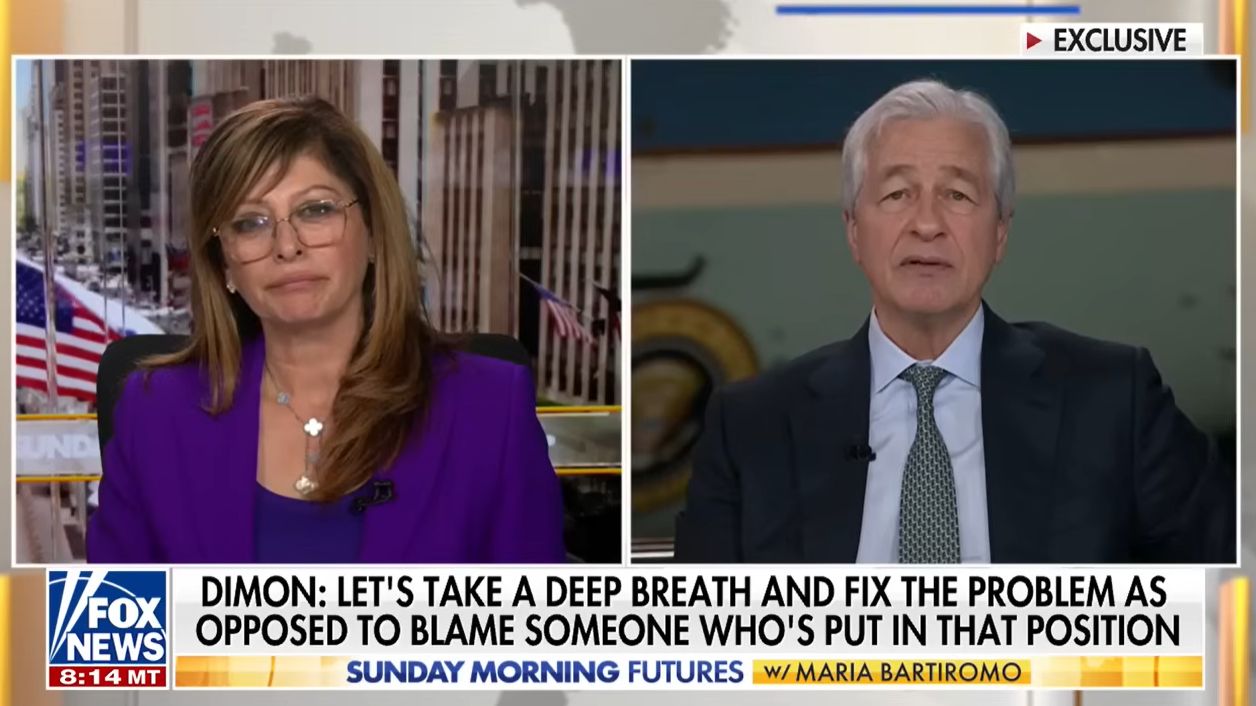 رئيس JPMorgan: "اكبروا… نحن نوقف خدماتنا عن الديمقراطيين والجمهوريين على حد سواء"