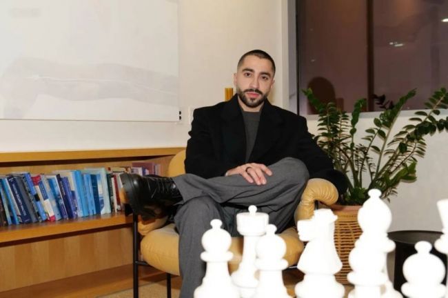 كيف بنى علي أنصاري إمبراطورية بمليارات الدولارات في 8 أشهر؟