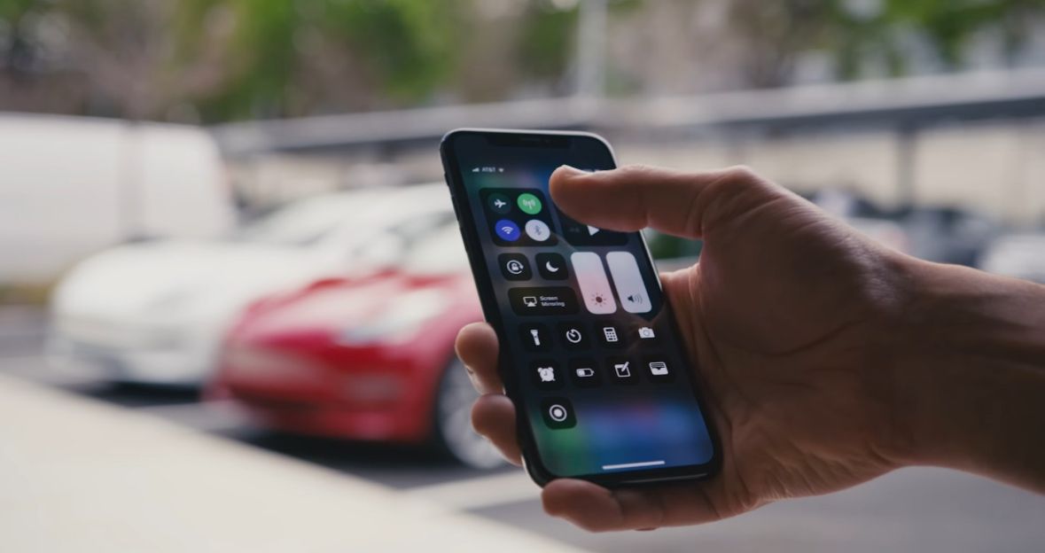 تكنولوجيا: تسلا تنهي مشكلة نسيان الآيفون داخل السيارة نهائيًا