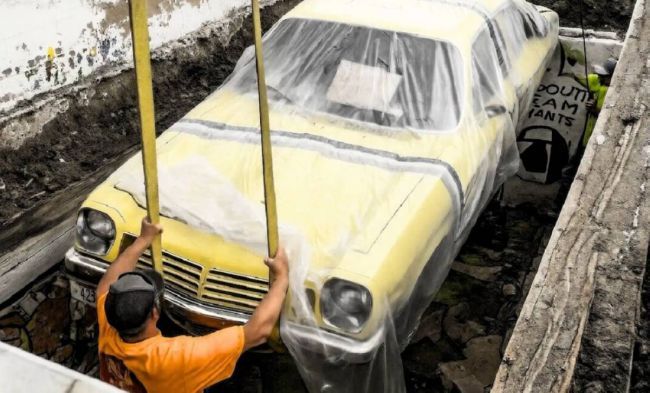 شاهد الفيديو : دفنوا سيارة 50 عاماً تحت الأرض… فماذا حدث لها؟