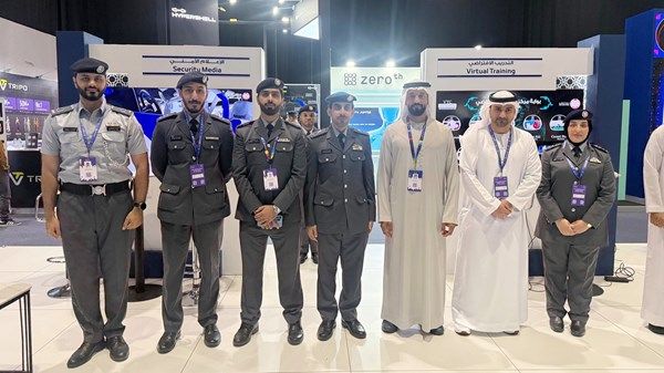 جناح شرطة أبوظبي يستقطب زوار قمة «بريدج 2025»