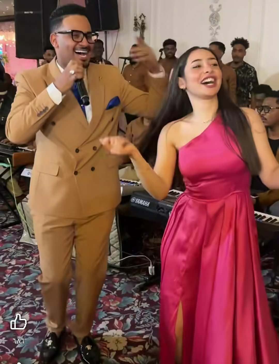 شاهد بالصورة والفيديو.. حسناء مصرية تقتحم حفل غنائي للفنان السوداني عثمان بشة وترقص على أنغام أغنية المهرجانات “سطلانة”