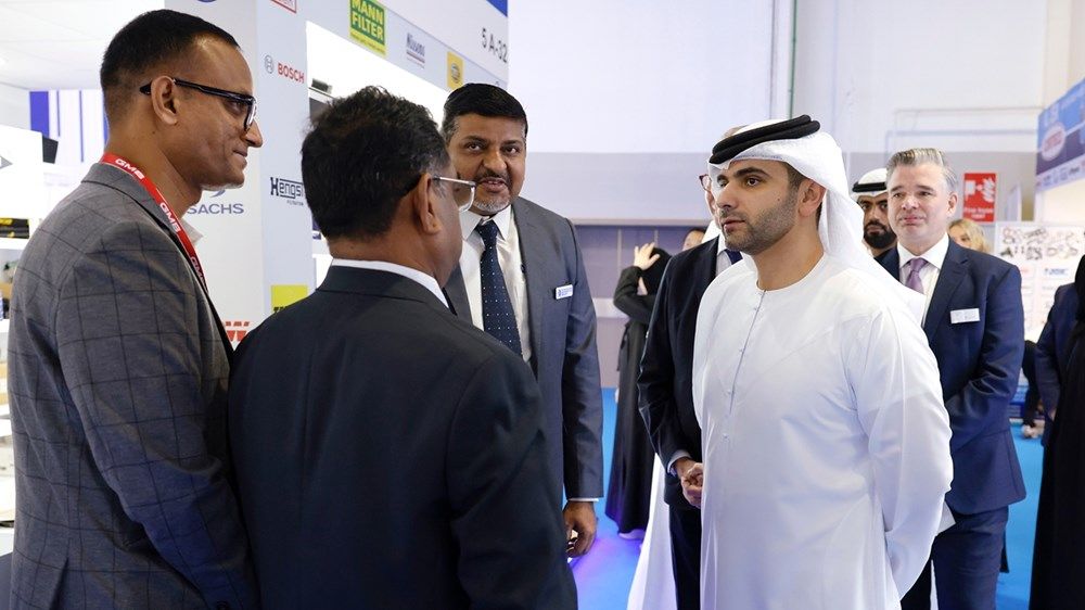 منصور بن محمد يفتتح معرض «أوتوميكانيكا دبي 2025»