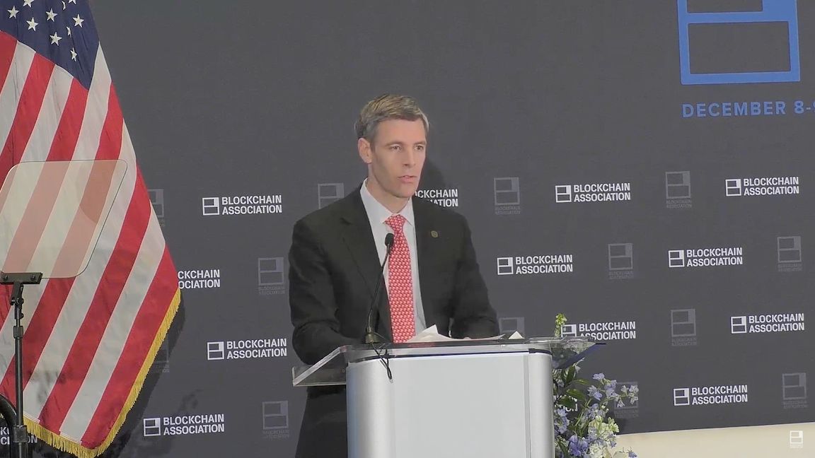 رئيس مكتب OCC: “لا مبرّر” لمعاملة البنوك والعملات المشفّرة بشكل مختلف