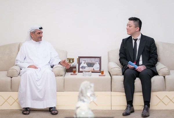 حمد الشرقي يستقبل رئيس مجلس إدارة مجموعة ياشا الصينية ويبحثان تعزيز التعاون