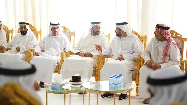 ولي عهد رأس الخيمة يقدم واجب العزاء في وفاة محمد جاسم الجلاف الزعابي