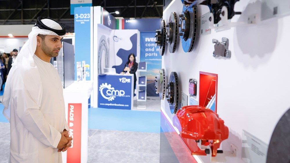 منصور بن محمد يفتتح معرض «أوتوميكانيكا دبي 2025»