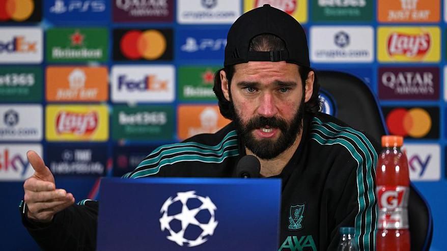 سلوت يقول "أنا لست ضعيفاً" ويشير إلى إمكانية عودة محمد صلاح