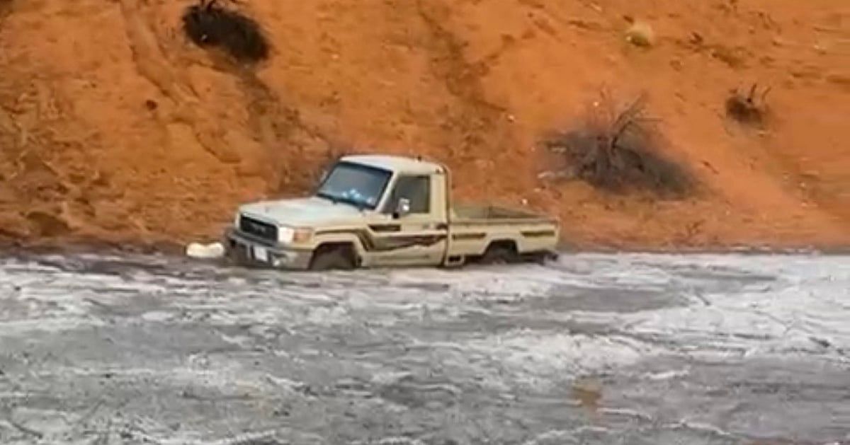 "فزعة الشمال" تسحب مركبة عالقة بشمال حائل بعد أمطار غزيرة