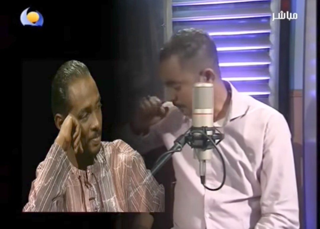 بالصورة والفيديو.. شاهد كيف أنهار المذيع الراحل محمد محمود حسكا بالبكاء على الهواء يوم وفاة “الحوت” والجمهور: (بالأمس تبكي على محمود واليوم نبكيك)