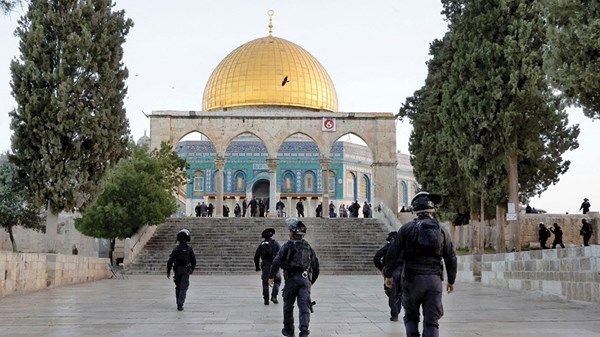 مئات المستوطنين يقتحمون باحات المسجد الأقصى