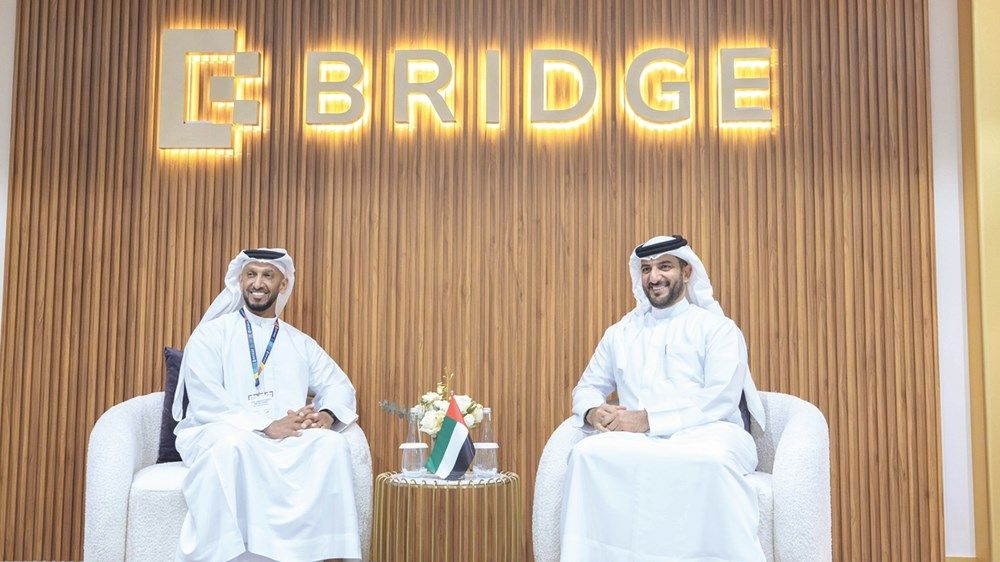 سلطان بن أحمد القاسمي يزور فعاليات «قمة بريدج 2025»