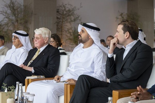 ذياب بن محمد بن زايد يحضر الحوار الدولي للتنمية العالمية في أبوظبي